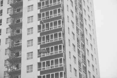 İnşaat aşamasında olan tek renkli apartman konsepti 