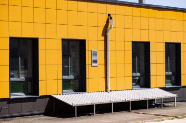 Büyük pencereli mağaza binasının ön cephesi. 