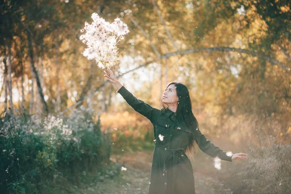 Dreamy Beautiful Girl Thistle Flowers Bouquet Golden Sunlight Bokeh Background — ストック写真