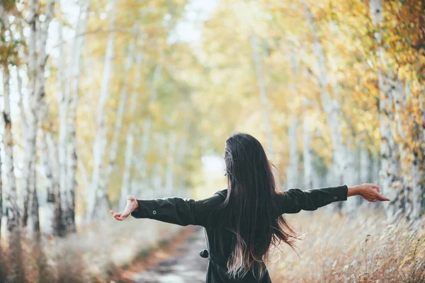 Chica Hermosa Soñadora Con Pelo Largo Negro Natural Vuela Sobre — Foto de Stock