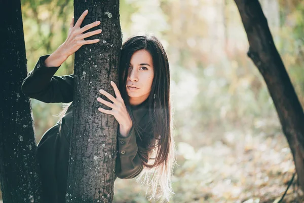 Przerażona Dziewczyna Jest Sama Lesie Chowa Się Pniem Drzewa Samotna — Zdjęcie stockowe