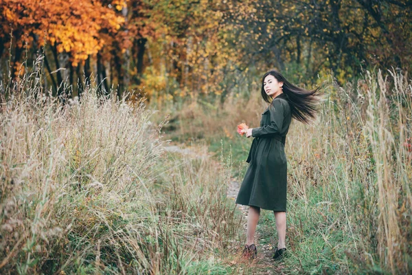 Retrato Beleza Feminina Cercado Por Folhagem Vívida Menina Bonita Sonhadora — Fotografia de Stock