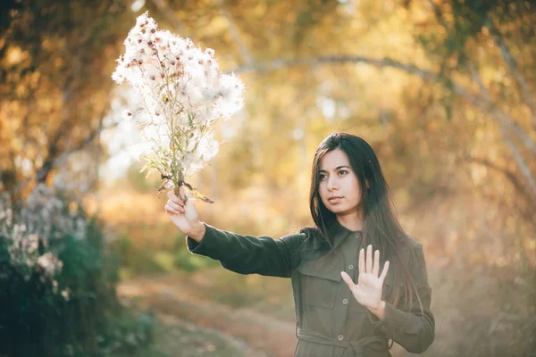 Dreamy Beautiful Girl Thistle Flowers Bouquet Golden Sunlight Bokeh Background — 스톡 사진