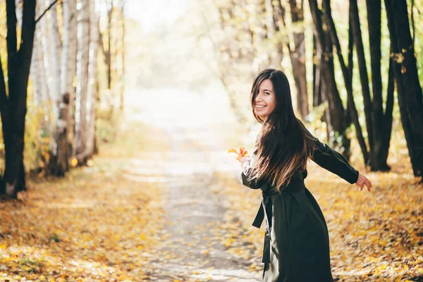 Menina Dança Sonhadora Com Longos Cabelos Pretos Naturais Fundo Outono — Fotografia de Stock