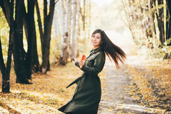 木々や黄色の葉を持つ秋の背景に長い天然黒髪の夢のダンスの女の子はボケ インスピレーションを受けた女の子は秋の森の中で自然を楽しむ 落ち葉の間の女性の美しさの肖像 — ストック写真