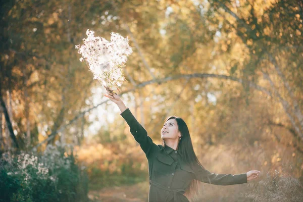 Álmodozó Gyönyörű Lány Bogáncs Virágok Csokor Arany Napfény Bokeh Háttér — Stock Fotó