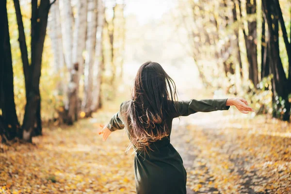 Chica Ensueño Con Pelo Largo Negro Natural Vuela Sobre Fondo — Foto de Stock