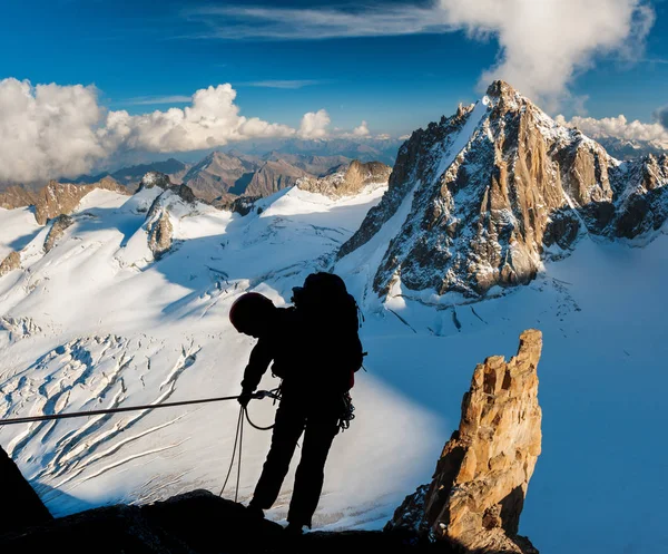 Темный Силуэт Альпиниста Экстремальное Зимнее Восхождение Массивном Монблане Шамони Франция — стоковое фото