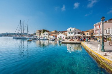 Eski Galios ile bağlantılı Yatlar Paxos adada liman, arka planda, sokak lambası önünde tekne