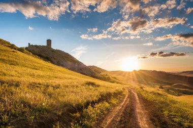 Eski Doğu Gürcistan, Kaheti bölge Mount Gareja, Gürcistan'ın başkenti Tbilisi güneydoğusunda yarı-çöl eteklerinde bulunan kule David Gareja bir rock kesme Gürcü Ortodoks Manastırı karmaşık yakın görüntüleyin. Karmaşık yüzlerce içerir