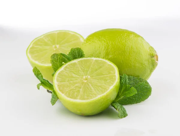 Limão e hortelã sobre fundo branco — Fotografia de Stock