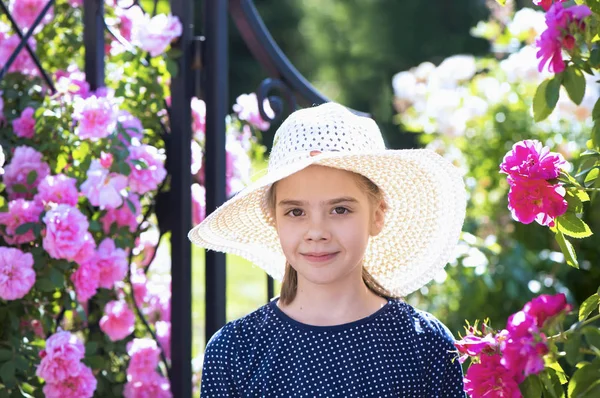 Liten flicka i blommande trädgård vårdag — Stockfoto