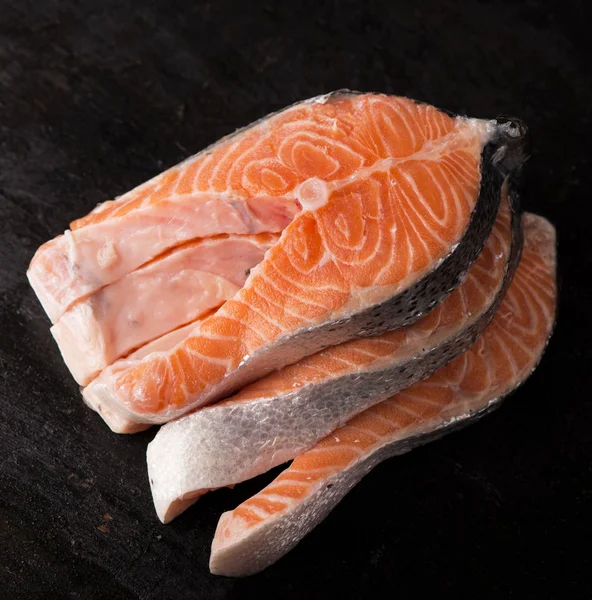 Filet de saumon cru sur fond noir — Photo