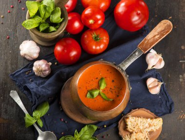 Yeşil fesleğen ve domates. Caprese salatası ingridients