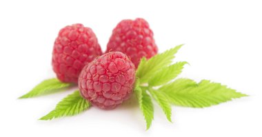 Beyaz arkaplanda yapraklı ahududu