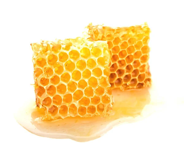 Favo de mel doce isolado no fundo branco — Fotografia de Stock