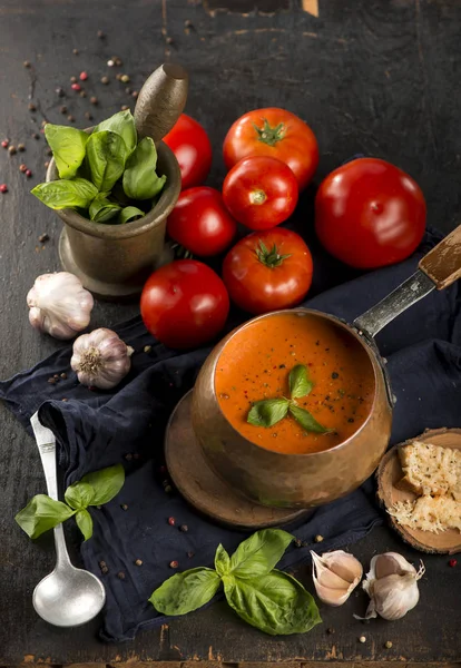Tomato and fresh basil soup with garlic, served with cream — Stock Photo, Image