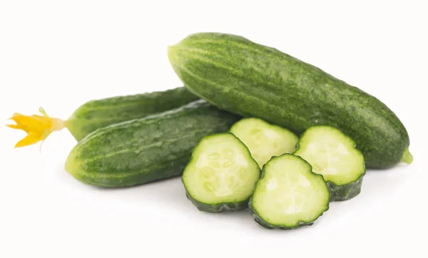 Het uitknippad komkommer slicedon witte achtergrond — Stockfoto