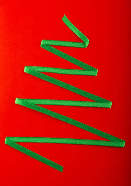 赤いリボンとクリスマス プレゼントのクリスマス ツリー — ストック写真
