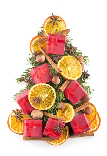 Подарок елки на Рождество и Новый год и сушеный апельсин — стоковое фото