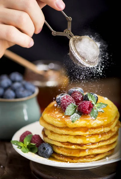 Adam sprinkles ile pudra şekeri ev punkeys — Stok fotoğraf