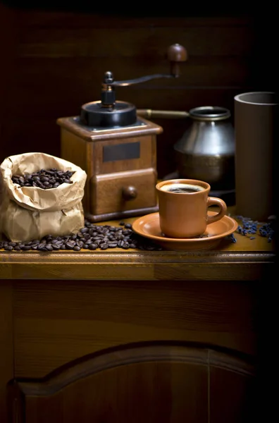 Kopp kaffe, turka, kaffebönor och en kaffekvarn, croissanter — Stockfoto