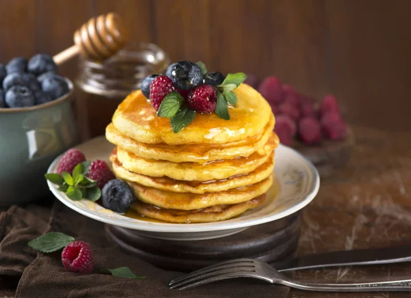 Pilha de panquecas com frutas frescas, close-up. — Fotografia de Stock