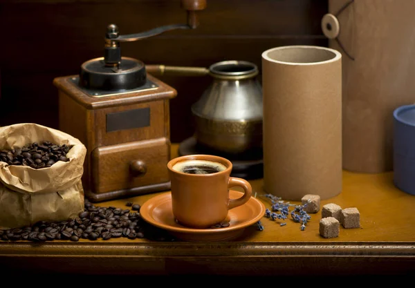 Kopp kaffe, turka, kaffebönor och en kaffekvarn, croissanter — Stockfoto