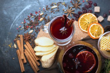 kakule ve anason ahşap arka plan üzerinde Noel sıcak mulled şarap