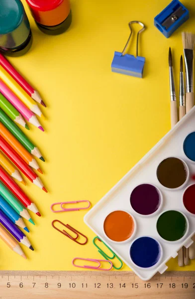 Papeterie scolaire colorée sur le fond jaune — Photo