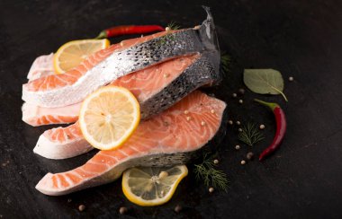 Çiğ somon fileto siyah arka plan üzerine Balık