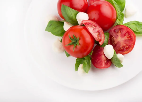 Tomat basilika och mozzarella på vit bakgrund — Stockfoto
