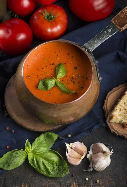 Traditionele Italiaanse tomatensoep gazpacho met basilicum. Donkere achtergrond. — Stockfoto