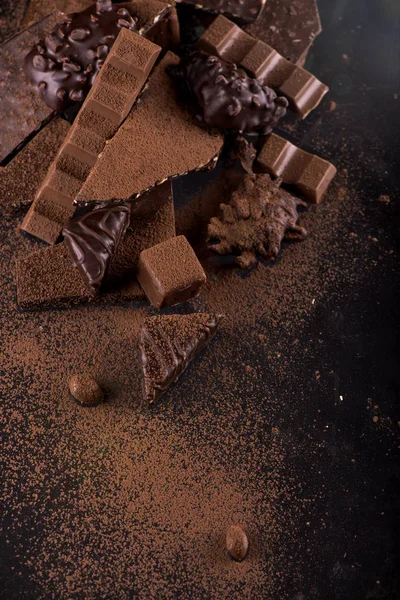 Κομμάτια σοκολάτας και κακάο σε φόντο ξύλινη — Φωτογραφία Αρχείου