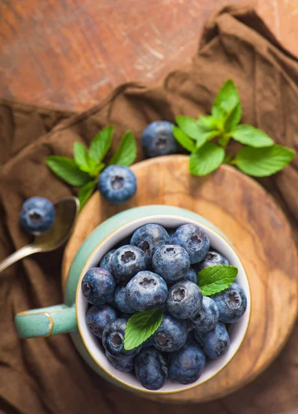 Mirtillo fresco in una tazza con foglie di menta — Foto Stock