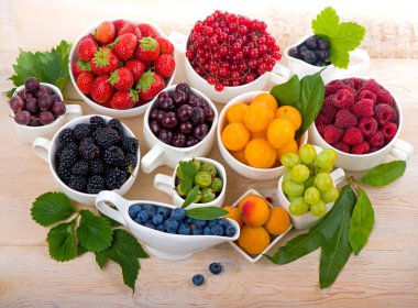 Böğürtlen karışımı beyaz bir arkaplanda izole