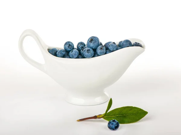 白色背景上成熟的蓝莓碗 — 图库照片