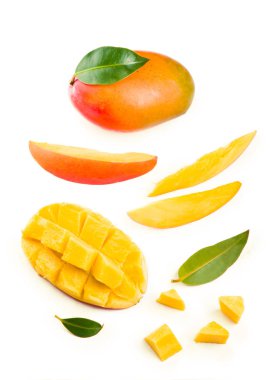 Beyaz arka planda yeşil izinli mango meyvesi