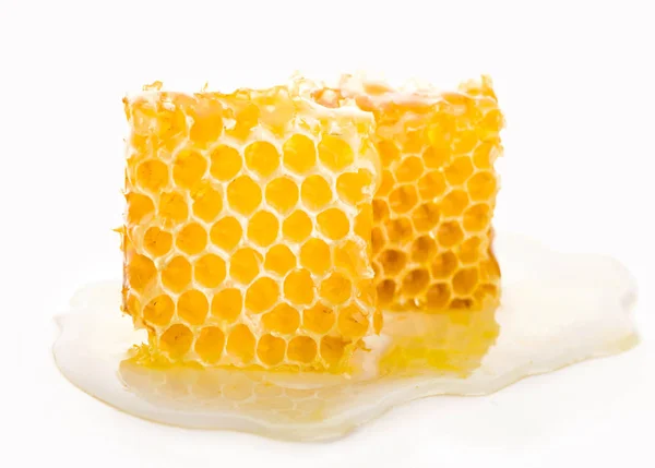 Una pieza de panal. Rebanada de miel aislada sobre fondo blanco. Elemento de diseño —  Fotos de Stock