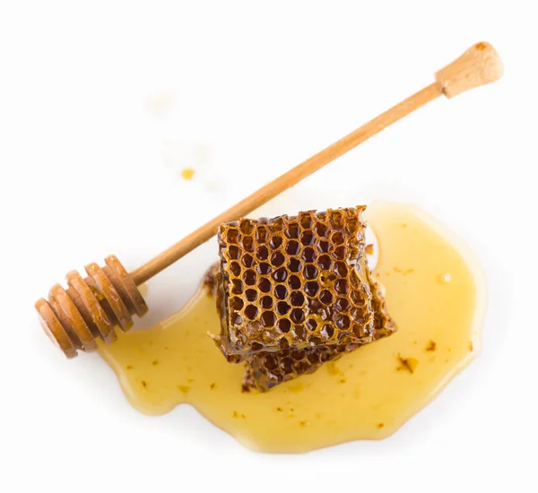 Favo de mel doce e prato de madeira, isolado em branco — Fotografia de Stock