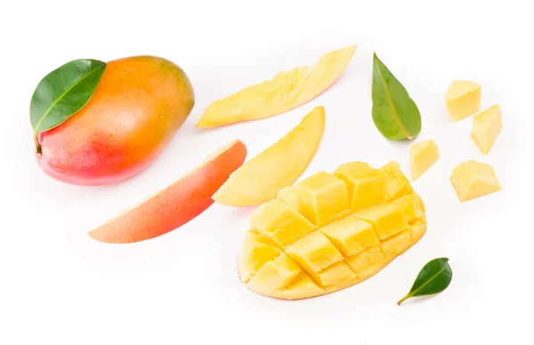 Plasterek mango z zielonymi liśćmi na białym tle. widok z góry — Zdjęcie stockowe