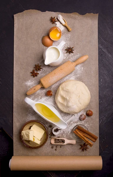 The ingredients for baking cupcake with raisins — Stock Photo, Image