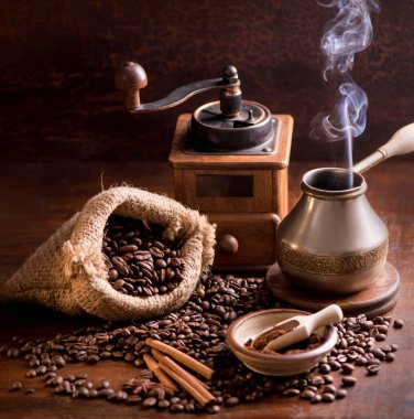 Koyu arkaplanda kahve ve kahve çekirdeği.