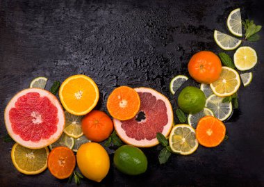 Citrus geçmişi. Taze turunçgiller - Limonlar, portakallar, limonlar, greyfurtlar Ahşap arka planda