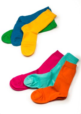 Beyaz arka planda renkli çorap, üst görünüm