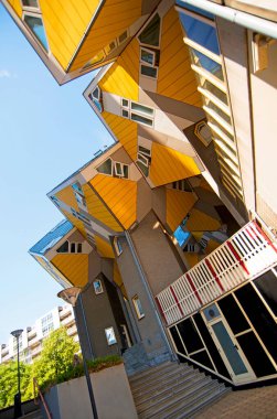 Küp evlerden birinin camları eğimli. Yüksek yoğunluklu konut kavramına dayalı bir dizi yenilikçi ev..