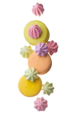 Beyaz arkaplanda izole edilmiş renkli badem kurabiyeleri