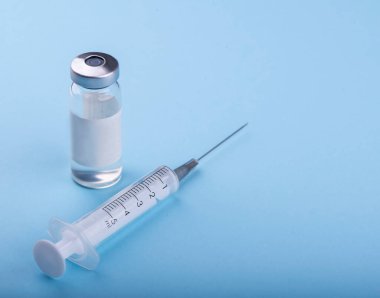 Şırınga masada, tıbbi malzemeler masada..