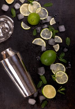 Bar aksesuarları ve kokteyl malzemeleri limon, nane, buz..