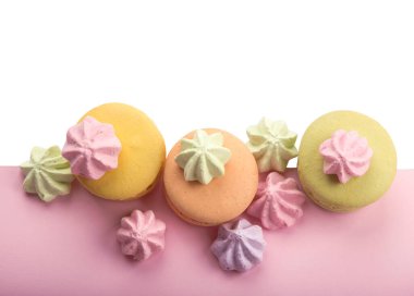 Pembe arka planda pasta ya da badem kurabiyesi..